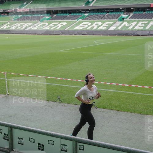05.10.2025 - 20. swb-Marathon Bremen Michael Burmester http://msf.ph/oto/9258509 05.10.2025 10:46:05 Laufen im Stadion 7014, 7410, 9203, 9301, 9420, 9465, 9643, 9838, 9869, 10023, 10083, 10186, 10201, 10220, 10312, 10450, 10465, 10472, 10496, 10564, 10575, 10602, 10721, 10728, 10736, 10756, 10759, 10949, 10976, 11008, 11020, 11029, 11036, 11068, 11082, 11107, 11182, 11332, 11358, 11438, 8476, 9242, 9756, 10000, 10671, 10752, 10808, 10842, 11375, 11541 meine-sportfotos.de