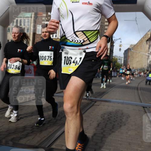 05.10.2025 - 20. swb-Marathon Bremen Yannick Fuchs http://msf.ph/oto/9258511 05.10.2025 10:56:12 Ziel 9541, 9811, 9950, 10006, 10015, 10394, 10641, 10664, 10675, 10758, 10959, 11095, 11148, 11620, 11626 meine-sportfotos.de