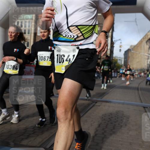 05.10.2025 - 20. swb-Marathon Bremen Yannick Fuchs http://msf.ph/oto/9258521 05.10.2025 10:56:12 Ziel 9541, 9811, 9950, 10006, 10015, 10394, 10641, 10664, 10675, 10758, 10959, 11095, 11148, 11620, 11626 meine-sportfotos.de