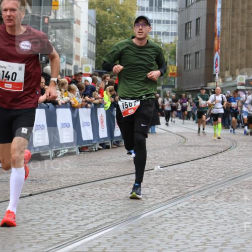 05.10.2025 - 20. swb-Marathon Bremen Strokosch-Dieckow http://msf.ph/oto/9258528 05.10.2025 12:55:44 Ziel 140, 735, 933, 1232, 1567, 1616, 5595 meine-sportfotos.de