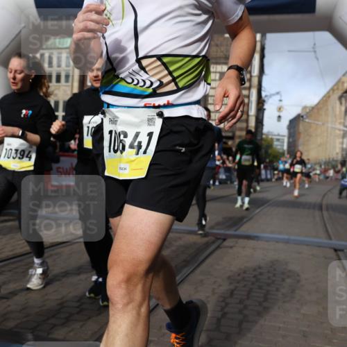 05.10.2025 - 20. swb-Marathon Bremen Yannick Fuchs http://msf.ph/oto/9258532 05.10.2025 10:56:12 Ziel 9541, 9811, 9950, 10006, 10015, 10394, 10641, 10664, 10675, 10758, 10959, 11095, 11148, 11620, 11626 meine-sportfotos.de