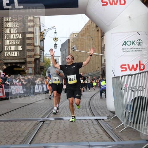 05.10.2025 - 20. swb-Marathon Bremen Yannick Fuchs http://msf.ph/oto/9258535 05.10.2025 10:47:40 Ziel 9244, 9339, 9924, 10319, 10850, 10875, 10951, 11742 meine-sportfotos.de