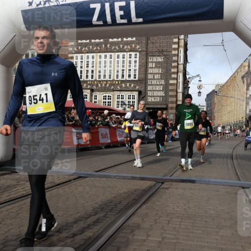05.10.2025 - 20. swb-Marathon Bremen Yannick Fuchs http://msf.ph/oto/9258536 05.10.2025 10:56:13 Ziel 9541, 9811, 9950, 10006, 10009, 10015, 10394, 10641, 10664, 10675, 10758, 10959, 11095, 11148, 11620, 11626, 11693 meine-sportfotos.de