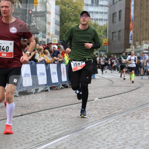 05.10.2025 - 20. swb-Marathon Bremen Strokosch-Dieckow http://msf.ph/oto/9258564 05.10.2025 12:55:44 Ziel 140, 735, 933, 1232, 1567, 1616, 5595 meine-sportfotos.de