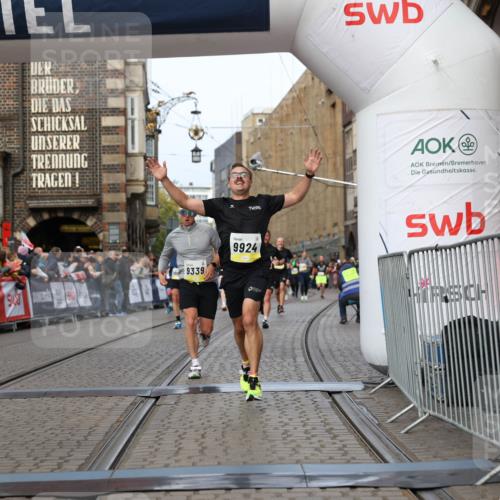 05.10.2025 - 20. swb-Marathon Bremen Yannick Fuchs http://msf.ph/oto/9258565 05.10.2025 10:47:41 Ziel 9244, 9339, 9924, 10073, 10319, 10850, 10875, 10947, 10951 meine-sportfotos.de