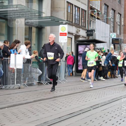 05.10.2025 - 20. swb-Marathon Bremen Strokosch-Dieckow http://msf.ph/oto/9258567 05.10.2025 10:59:09 Ziel 9183, 9454, 9609, 9635, 9737, 9991, 10200, 10209, 10391, 10407, 10760, 10809, 11006, 11007, 11207, 11251, 11267, 11400, 11456, 11657, 11728, 9183, 9454, 9609, 9635, 9737, 9991, 10200, 10209, 10391, 10407, 10760, 10809, 11006, 11007, 11207, 11251, 11267, 11400, 11456, 11657, 11728 meine-sportfotos.de