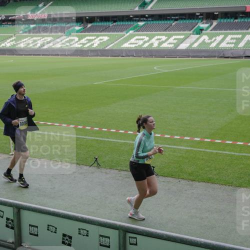 05.10.2025 - 20. swb-Marathon Bremen Michael Burmester http://msf.ph/oto/9258573 05.10.2025 10:46:11 Laufen im Stadion 7014, 7410, 9203, 9301, 9420, 9465, 9643, 9695, 9818, 9838, 9869, 9891, 10023, 10083, 10186, 10201, 10220, 10312, 10450, 10465, 10472, 10496, 10564, 10575, 10602, 10721, 10736, 10756, 10759, 10832, 10949, 10976, 10994, 11008, 11020, 11029, 11036, 11068, 11082, 11107, 11182, 11332, 11358, 11438, 11555, 10000, 10728, 11541 meine-sportfotos.de