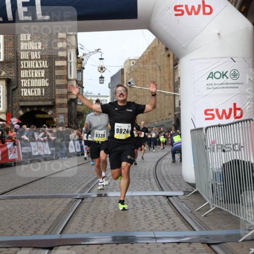 05.10.2025 - 20. swb-Marathon Bremen Yannick Fuchs http://msf.ph/oto/9258597 05.10.2025 10:47:41 Ziel 9244, 9339, 9924, 10073, 10319, 10850, 10875, 10947, 10951 meine-sportfotos.de
