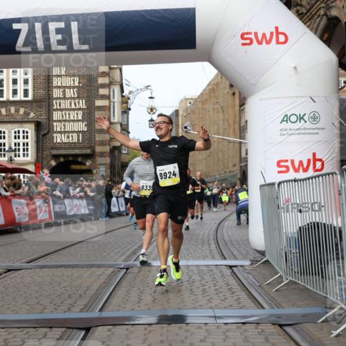 05.10.2025 - 20. swb-Marathon Bremen Yannick Fuchs http://msf.ph/oto/9258639 05.10.2025 10:47:41 Ziel 9244, 9339, 9924, 10073, 10319, 10850, 10875, 10947, 10951 meine-sportfotos.de