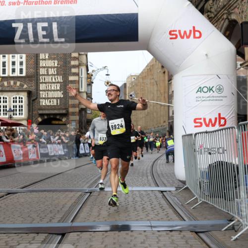 05.10.2025 - 20. swb-Marathon Bremen Yannick Fuchs http://msf.ph/oto/9258644 05.10.2025 10:47:41 Ziel 9244, 9339, 9924, 10073, 10319, 10850, 10875, 10947, 10951 meine-sportfotos.de