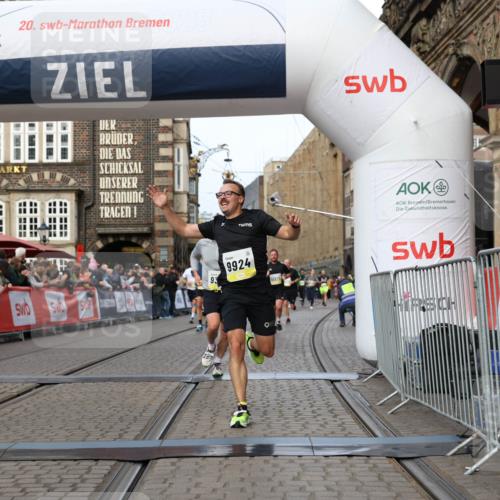 05.10.2025 - 20. swb-Marathon Bremen Yannick Fuchs http://msf.ph/oto/9258664 05.10.2025 10:47:41 Ziel 9244, 9339, 9924, 10073, 10319, 10850, 10875, 10947, 10951 meine-sportfotos.de