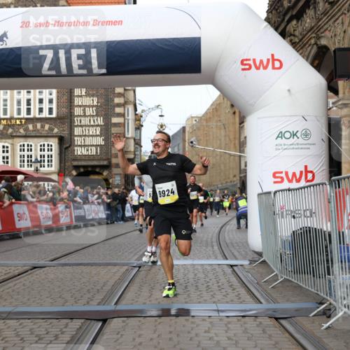 05.10.2025 - 20. swb-Marathon Bremen Yannick Fuchs http://msf.ph/oto/9258675 05.10.2025 10:47:41 Ziel 9244, 9339, 9924, 10073, 10319, 10850, 10875, 10947, 10951 meine-sportfotos.de