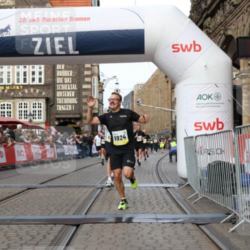05.10.2025 - 20. swb-Marathon Bremen Yannick Fuchs http://msf.ph/oto/9258683 05.10.2025 10:47:41 Ziel 9244, 9339, 9924, 10073, 10319, 10850, 10875, 10947, 10951 meine-sportfotos.de