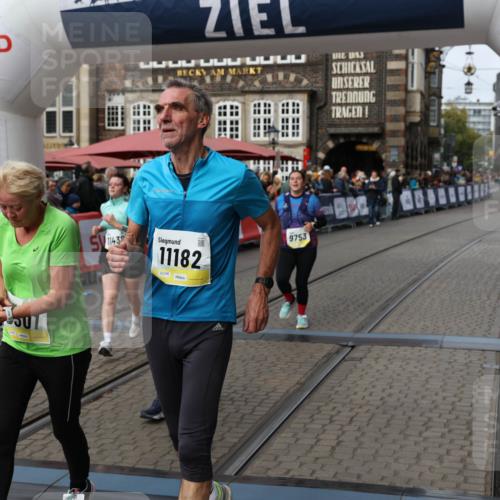 05.10.2025 - 20. swb-Marathon Bremen Yannick Fuchs http://msf.ph/oto/9258684 05.10.2025 11:16:46 Ziel 9301, 9563, 9753, 11020, 11182, 11438 meine-sportfotos.de