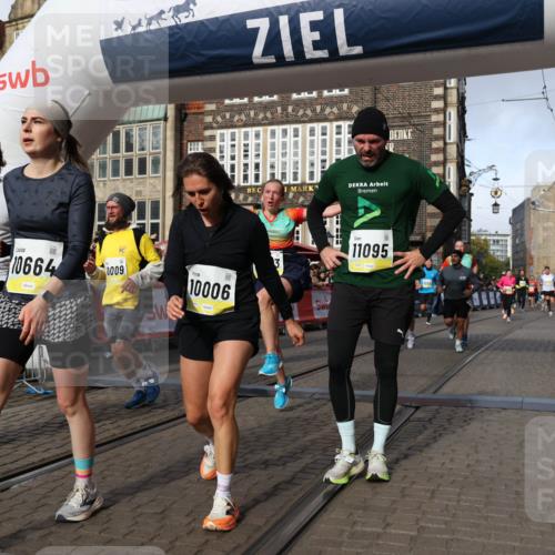 05.10.2025 - 20. swb-Marathon Bremen Yannick Fuchs http://msf.ph/oto/9258687 05.10.2025 10:56:16 Ziel 9541, 9811, 9950, 9968, 10006, 10009, 10394, 10641, 10664, 10675, 10959, 10989, 11095, 11366, 11620, 11626, 11630, 11693 meine-sportfotos.de