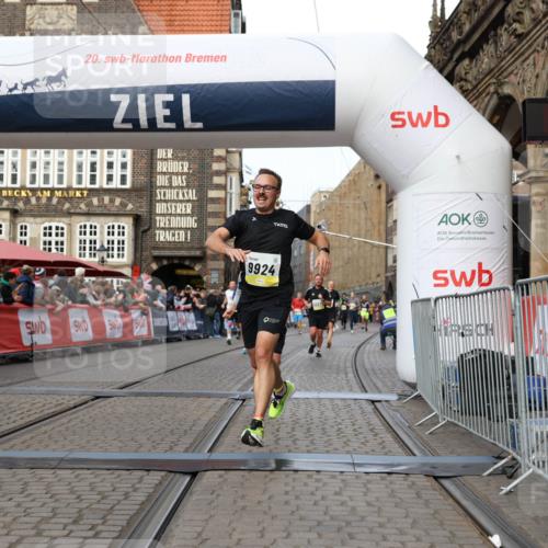 05.10.2025 - 20. swb-Marathon Bremen Yannick Fuchs http://msf.ph/oto/9258722 05.10.2025 10:47:41 Ziel 9244, 9339, 9924, 10073, 10319, 10850, 10875, 10947, 10951 meine-sportfotos.de