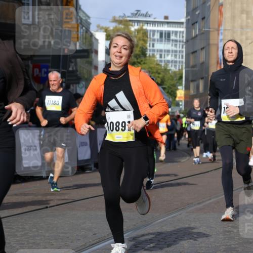 05.10.2025 - 20. swb-Marathon Bremen Strokosch-Dieckow http://msf.ph/oto/9258784 05.10.2025 11:04:55 Ziel 9220, 9409, 9530, 9660, 9813, 9866, 10684, 10771, 10891, 11090, 11180, 11315, 11372, 11478, 11559, 11636 meine-sportfotos.de