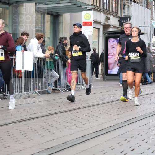 05.10.2025 - 20. swb-Marathon Bremen Strokosch-Dieckow http://msf.ph/oto/9258794 05.10.2025 10:59:18 Ziel 9378, 9473, 9609, 9673, 9737, 9991, 10209, 10391, 10420, 10760, 10809, 11251, 11267, 11456, 11582, 11657, 11720, 11728, 9378, 9473, 9609, 9673, 9737, 9991, 10209, 10391, 10420, 10760, 10809, 11251, 11267, 11456, 11582, 11657, 11720, 11728 meine-sportfotos.de