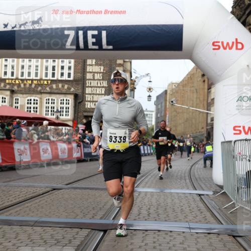 05.10.2025 - 20. swb-Marathon Bremen Yannick Fuchs http://msf.ph/oto/9258799 05.10.2025 10:47:43 Ziel 9339, 9924, 10073, 10850, 10875, 10947, 11330 meine-sportfotos.de