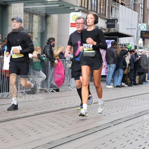 05.10.2025 - 20. swb-Marathon Bremen Strokosch-Dieckow http://msf.ph/oto/9258822 05.10.2025 10:59:19 Ziel 9378, 9473, 9609, 9673, 9737, 9991, 10209, 10391, 10420, 10760, 10809, 11251, 11267, 11456, 11582, 11657, 11720, 11728, 9378, 9473, 9609, 9673, 9737, 9991, 10209, 10391, 10420, 10760, 10809, 11251, 11267, 11456, 11582, 11657, 11720, 11728 meine-sportfotos.de