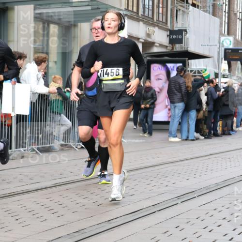 05.10.2025 - 20. swb-Marathon Bremen Strokosch-Dieckow http://msf.ph/oto/9258833 05.10.2025 10:59:19 Ziel 9378, 9473, 9609, 9673, 9737, 9991, 10209, 10391, 10420, 10760, 10809, 11251, 11267, 11456, 11582, 11657, 11720, 11728, 9378, 9473, 9609, 9673, 9737, 9991, 10209, 10391, 10420, 10760, 10809, 11251, 11267, 11456, 11582, 11657, 11720, 11728 meine-sportfotos.de