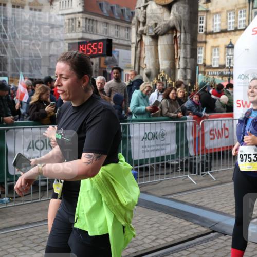 05.10.2025 - 20. swb-Marathon Bremen Yannick Fuchs http://msf.ph/oto/9258850 05.10.2025 11:16:48 Ziel 9301, 9563, 9753, 11020, 11182, 11438 meine-sportfotos.de