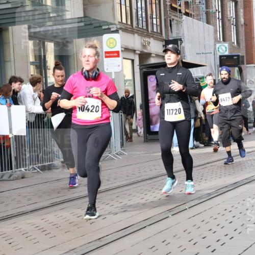 05.10.2025 - 20. swb-Marathon Bremen Strokosch-Dieckow http://msf.ph/oto/9258884 05.10.2025 10:59:25 Ziel 9378, 9473, 9609, 9612, 9673, 9991, 10209, 10420, 10760, 11251, 11267, 11444, 11456, 11582, 11644, 11720, 9378, 9473, 9609, 9612, 9673, 9991, 10209, 10420, 10760, 11251, 11267, 11444, 11456, 11582, 11644, 11720 meine-sportfotos.de
