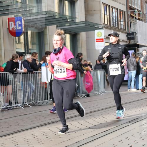 05.10.2025 - 20. swb-Marathon Bremen Strokosch-Dieckow http://msf.ph/oto/9258897 05.10.2025 10:59:25 Ziel 9378, 9473, 9609, 9612, 9673, 9991, 10209, 10420, 10760, 11251, 11267, 11444, 11456, 11582, 11644, 11720, 9378, 9473, 9609, 9612, 9673, 9991, 10209, 10420, 10760, 11251, 11267, 11444, 11456, 11582, 11644, 11720 meine-sportfotos.de