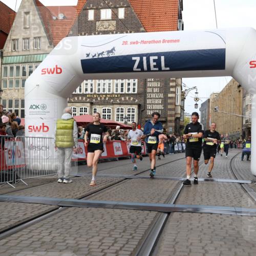 05.10.2025 - 20. swb-Marathon Bremen Yannick Fuchs http://msf.ph/oto/9258906 05.10.2025 10:47:44 Ziel 9339, 9377, 9924, 10073, 10850, 10875, 10947, 11330 meine-sportfotos.de