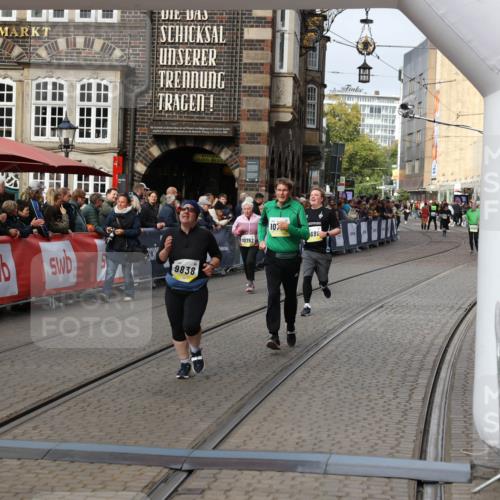 05.10.2025 - 20. swb-Marathon Bremen Yannick Fuchs http://msf.ph/oto/9258911 05.10.2025 11:17:00 Ziel 9698, 9838, 10736 meine-sportfotos.de