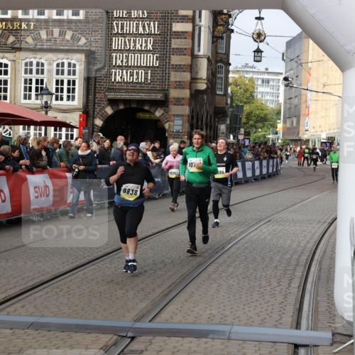 05.10.2025 - 20. swb-Marathon Bremen Yannick Fuchs http://msf.ph/oto/9258920 05.10.2025 11:17:00 Ziel 9698, 9838, 10736 meine-sportfotos.de
