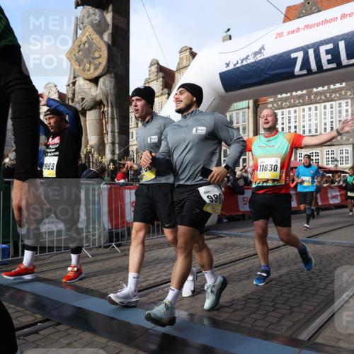 05.10.2025 - 20. swb-Marathon Bremen Yannick Fuchs http://msf.ph/oto/9258923 05.10.2025 10:56:20 Ziel 9258, 9811, 9855, 9968, 10006, 10009, 10664, 10989, 10992, 11095, 11364, 11366, 11620, 11630, 11693, 11741 meine-sportfotos.de