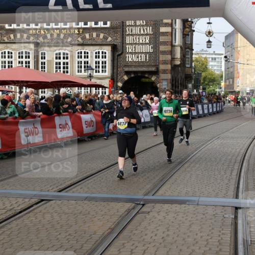 05.10.2025 - 20. swb-Marathon Bremen Yannick Fuchs http://msf.ph/oto/9258928 05.10.2025 11:17:01 Ziel 9698, 9838, 10736 meine-sportfotos.de