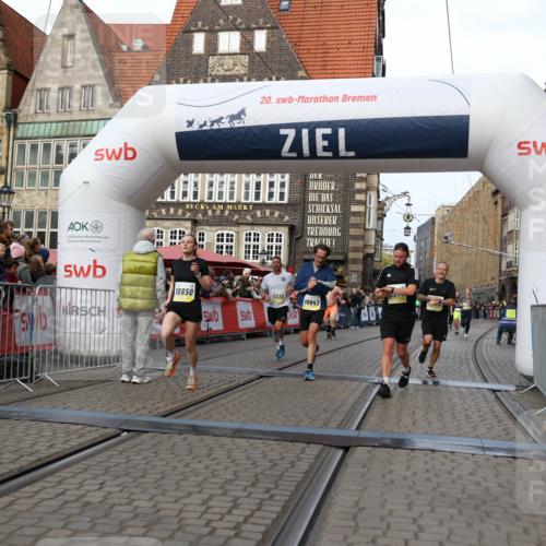 05.10.2025 - 20. swb-Marathon Bremen Yannick Fuchs http://msf.ph/oto/9258929 05.10.2025 10:47:44 Ziel 9339, 9377, 9924, 10073, 10850, 10875, 10947, 11330 meine-sportfotos.de