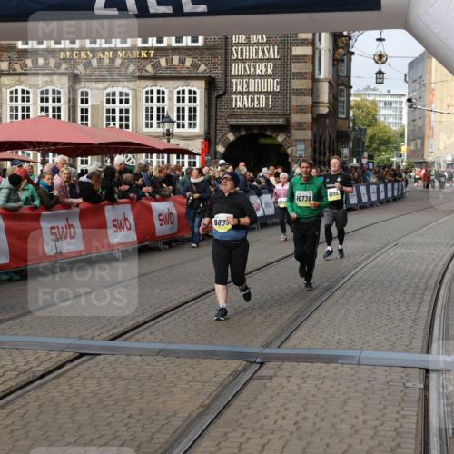 05.10.2025 - 20. swb-Marathon Bremen Yannick Fuchs http://msf.ph/oto/9258936 05.10.2025 11:17:01 Ziel 9698, 9838, 10736 meine-sportfotos.de