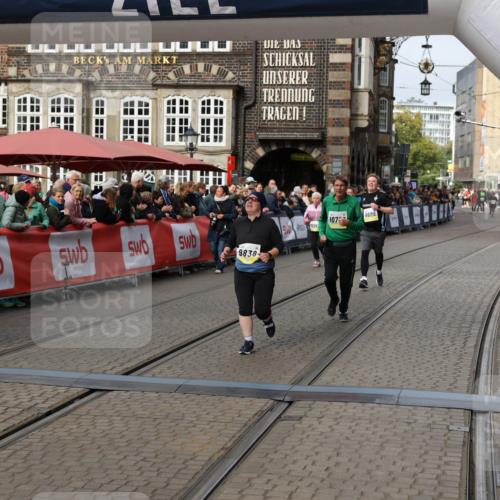 05.10.2025 - 20. swb-Marathon Bremen Yannick Fuchs http://msf.ph/oto/9258946 05.10.2025 11:17:01 Ziel 9698, 9838, 10736 meine-sportfotos.de