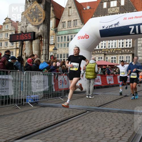 05.10.2025 - 20. swb-Marathon Bremen Yannick Fuchs http://msf.ph/oto/9258983 05.10.2025 10:47:45 Ziel 9339, 9377, 9924, 10073, 10676, 10850, 10875, 10947, 11330, 11409, 11708 meine-sportfotos.de