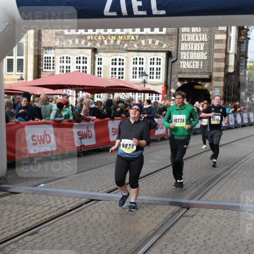 05.10.2025 - 20. swb-Marathon Bremen Yannick Fuchs http://msf.ph/oto/9258994 05.10.2025 11:17:02 Ziel 9698, 9838, 10736 meine-sportfotos.de