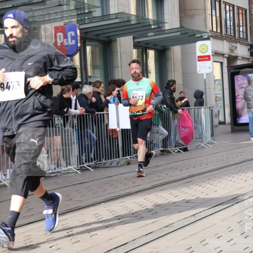 05.10.2025 - 20. swb-Marathon Bremen Strokosch-Dieckow http://msf.ph/oto/9258996 05.10.2025 10:59:28 Ziel 9378, 9381, 9473, 9612, 9673, 9991, 10209, 10290, 10291, 10420, 10760, 11267, 11444, 11456, 11582, 11639, 11644, 11720, 9378, 9381, 9473, 9612, 9673, 9991, 10209, 10290, 10291, 10420, 10760, 11267, 11444, 11456, 11582, 11639, 11644, 11720 meine-sportfotos.de