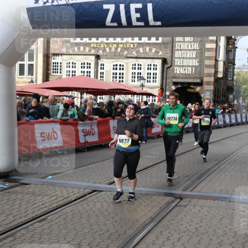 05.10.2025 - 20. swb-Marathon Bremen Yannick Fuchs http://msf.ph/oto/9259003 05.10.2025 11:17:02 Ziel 9698, 9838, 10736 meine-sportfotos.de