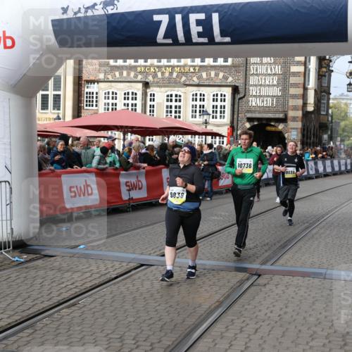 05.10.2025 - 20. swb-Marathon Bremen Yannick Fuchs http://msf.ph/oto/9259013 05.10.2025 11:17:02 Ziel 9698, 9838, 10736 meine-sportfotos.de