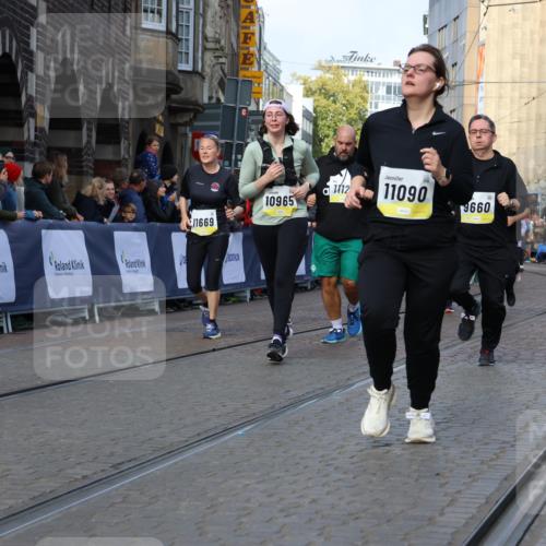 05.10.2025 - 20. swb-Marathon Bremen Strokosch-Dieckow http://msf.ph/oto/9259025 05.10.2025 11:05:02 Ziel 9220, 9409, 9642, 9660, 9668, 10965, 11016, 11090, 11121, 11171, 11180, 11412, 11478 meine-sportfotos.de
