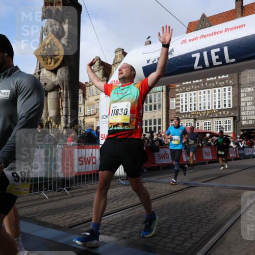 05.10.2025 - 20. swb-Marathon Bremen Yannick Fuchs http://msf.ph/oto/9259031 05.10.2025 10:56:21 Ziel 9258, 9811, 9855, 9968, 10006, 10009, 10989, 10992, 11095, 11364, 11366, 11554, 11620, 11630, 11693, 11741 meine-sportfotos.de
