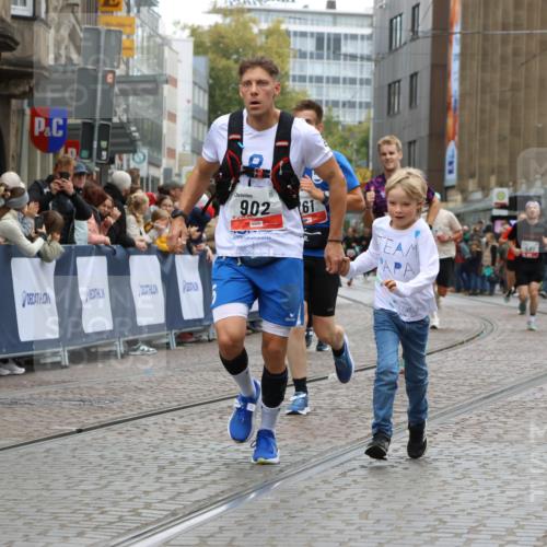 05.10.2025 - 20. swb-Marathon Bremen Strokosch-Dieckow http://msf.ph/oto/9259052 05.10.2025 12:55:58 Ziel 57, 481, 761, 787, 902, 1245, 1633, 2048, 2268, 4375 meine-sportfotos.de