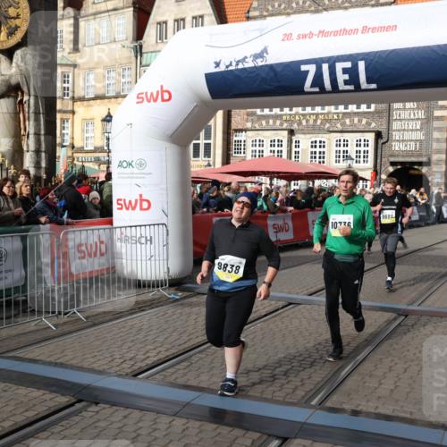 05.10.2025 - 20. swb-Marathon Bremen Yannick Fuchs http://msf.ph/oto/9259062 05.10.2025 11:17:03 Ziel 9698, 9838, 10728, 10736, 10752 meine-sportfotos.de