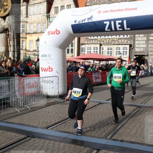05.10.2025 - 20. swb-Marathon Bremen Yannick Fuchs http://msf.ph/oto/9259069 05.10.2025 11:17:03 Ziel 9698, 9838, 10728, 10736, 10752 meine-sportfotos.de
