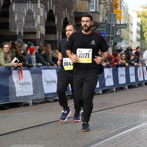05.10.2025 - 20. swb-Marathon Bremen Strokosch-Dieckow http://msf.ph/oto/9259077 05.10.2025 11:05:06 Ziel 9642, 9668, 9978, 10018, 10021, 10343, 10965, 11016, 11121, 11171, 11323, 11412, 11650 meine-sportfotos.de