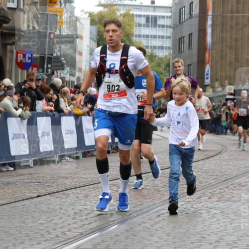 05.10.2025 - 20. swb-Marathon Bremen Strokosch-Dieckow http://msf.ph/oto/9259081 05.10.2025 12:55:58 Ziel 57, 481, 761, 787, 902, 1245, 1633, 2048, 2268, 4375 meine-sportfotos.de