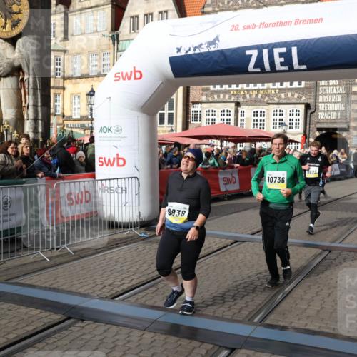 05.10.2025 - 20. swb-Marathon Bremen Yannick Fuchs http://msf.ph/oto/9259085 05.10.2025 11:17:03 Ziel 9698, 9838, 10728, 10736, 10752 meine-sportfotos.de