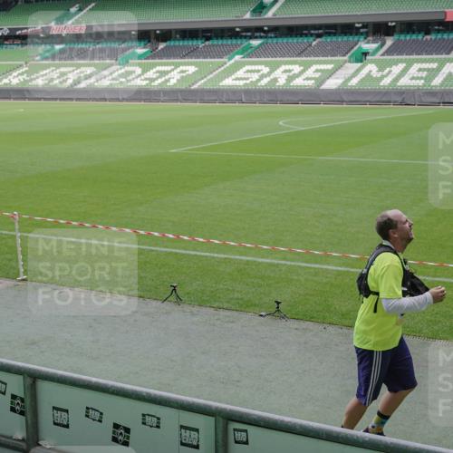 05.10.2025 - 20. swb-Marathon Bremen Michael Burmester http://msf.ph/oto/9259087 05.10.2025 10:46:42 Laufen im Stadion 7014, 7410, 9301, 9640, 9695, 9818, 9869, 9891, 9959, 10312, 10465, 10564, 10635, 10721, 10736, 10756, 10832, 10949, 10994, 11008, 11082, 11107, 11182, 11247, 11358, 11440, 11555, 11652, 11653, 9420, 9465, 9643, 9838, 10023, 10083, 10220, 10450, 10496, 10575, 10759, 10976, 11020, 11029, 11036, 11068, 11082, 11332, 11438 meine-sportfotos.de